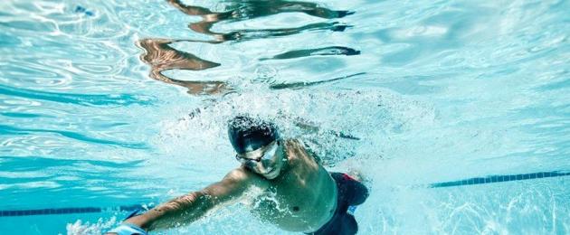 Как правильно плавать в бассейне, чтобы похудеть - программа тренировок с видео. Секреты плавания для похудения Как правильно научится плавать в бассейне